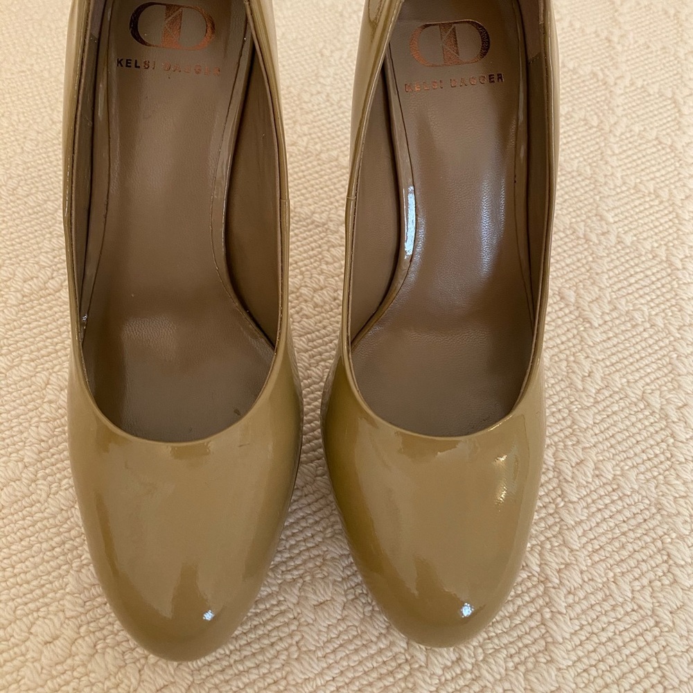 Kelsi Dagger beige platform pumps